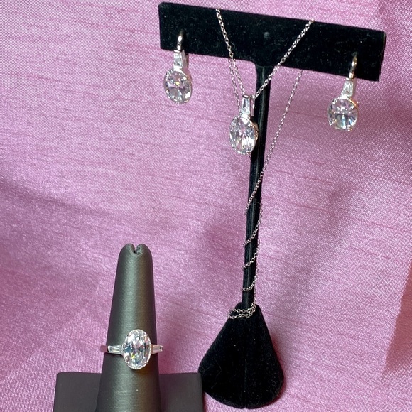 4 Piece Bella Luce White Diamond Simulant Jewelry Set - Picture 5 of 10